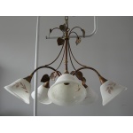 Żyrandol metaloplastyka ze szklanymi kloszami