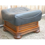 Elegancka skórzana pufa na solidnej podstawie z dębu