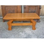 Masywna drewniana ława, stolik
