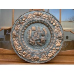 Duży miedziany talerz ze sceną z życia