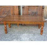 Masywna ława w ciemnym kolorze, stolik 