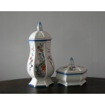 Komplet amfory z bombonierą z włoskiej porcelany.