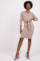 Sukienka Model RV-SK-7552.21 Dark Beige - Rue Paris Hurtownia odzieży on-line, moda damska, bielizna i obuwie dla kobiet - Matterhorn.pl